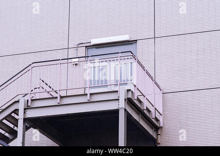 Modernes Gebäude Notausgang mit Metall Eisen Treppe Blick vom unteren Winkel außerhalb des Gebäudes Stockfoto
