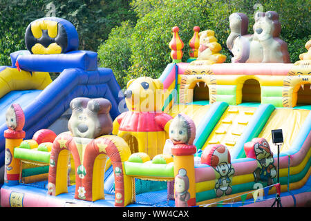 Putrajaya, Malaysia - 6. September 2019: Kinder hüpfburgen Haus mit comicfiguren an der Königlichen Floria, Taman Botanischer. Stockfoto