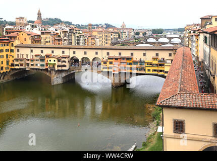 Die mittelalterliche Ponte Vecchio mit Vasari Korridor der Medici, Florenz Stockfoto