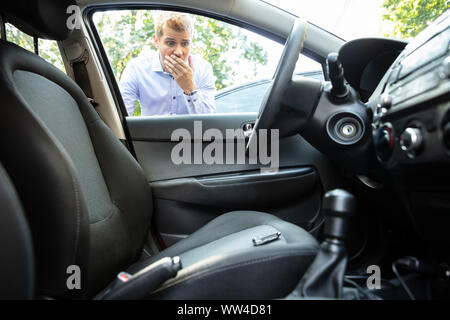 Mann vergaß seinen Schlüssel in verschlossenen Auto Stockfoto