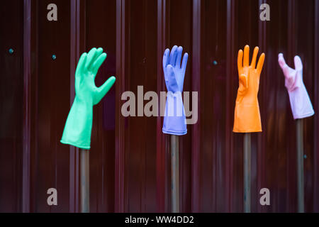 Rainbow bunte Handschuhe im Garten. Stockfoto