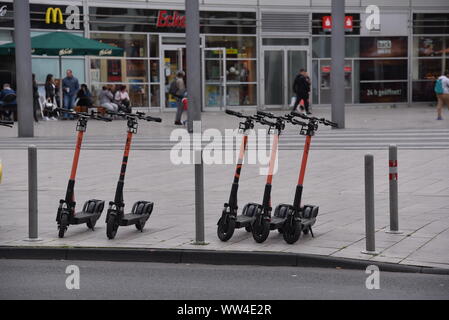 Köln, Deutschland. 12 Sep, 2019. E Roller von Circ sind auf den Straßenrand Credit: Horst Galuschka/dpa/Alamy leben Nachrichten Stockfoto