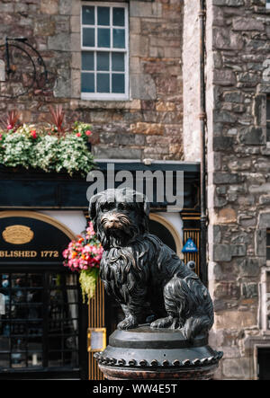 Statue des berühmten treu Skye Terrier Hund Greyfriars Bobby und Pub in der Altstadt von Edinburgh. Stockfoto