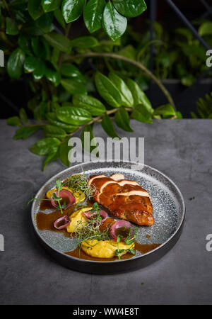 Appetitlich geräuchertem Huhn im asiatischen Stil auf einer Platte Stockfoto