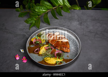 Appetitlich geräuchertem Huhn im asiatischen Stil auf einer Platte Stockfoto
