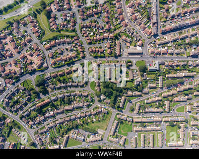 Luftaufnahme der britischen Stadt Middleton in Leeds West Yorkshire mit typischen suburbanen Wohnsiedlungen mit Reihen von Häusern, Stockfoto