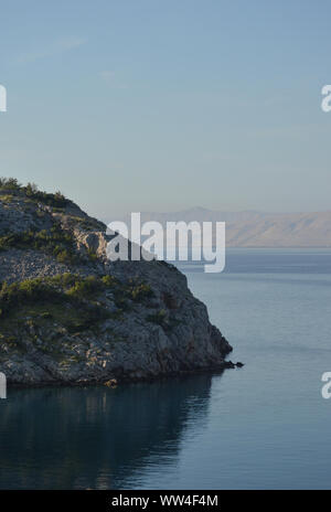 Felsigen Kap in der nördlichen Adria, Insel Pag Hintergrund Stockfoto