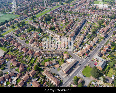 Luftaufnahme der britischen Stadt Middleton in Leeds West Yorkshire mit typischen suburbanen Wohnsiedlungen mit Reihen von Häusern, Stockfoto