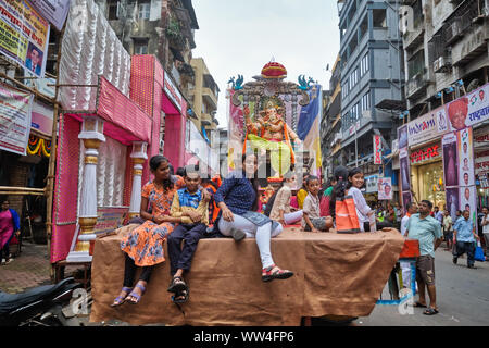 Während der Ganesh Festival Prozession in Mumbai, Indien, Anbeter der Elefantengott Ganesh (Ganpati) Fahrt mit einem Fahrzeug mit Ganesh Statuen Stockfoto