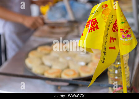 Vegetarische Festival (J Festival) In Thailand bei yaowarat oder Bangkok China Town street Dekoration mit gelben Flagge für kein Tier Fleisch essen anmelden. 10 Okt Stockfoto