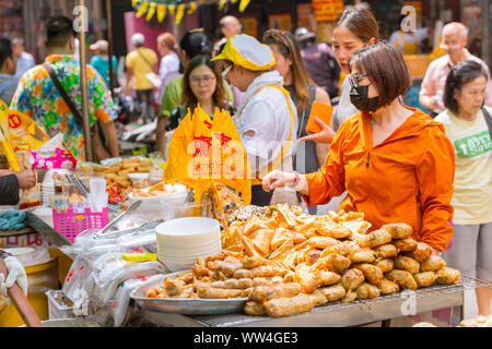 Vegetarische Festival (J Festival) In Thailand bei yaowarat oder Bangkok China Town street Dekoration mit gelben Flagge für kein Tier Fleisch essen anmelden. 10 Okt Stockfoto