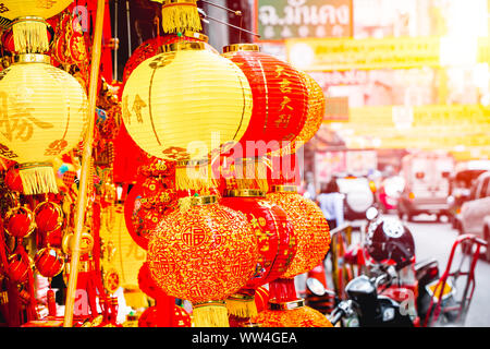 Chinesisches neues Jahr Laternen Verkauf im Shop für Dekoration in China Festival in der Yaowarach Straße in Bangkok, Thailand. vom 10. Oktober 2018. Stockfoto