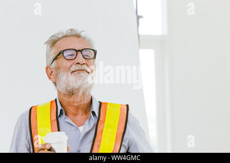 Amerikanische professionelle Arbeiter Senior Engineer für gute Arbeit geleistet, und für den Ruhestand Konzept gerne bereit Stockfoto