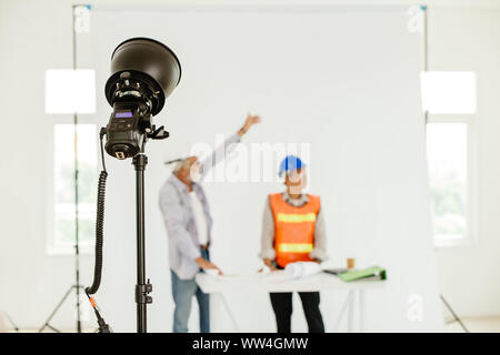 Kleine Größe externe Blitzeinheit Studio Light setup zu reflektieren mit Decke hüpfen oder Stockfoto