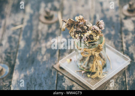 Schönen Herbst Blumenstrauß getrocknete Blumen Dekoration auf alten Holztisch mit Platz für Text Stockfoto