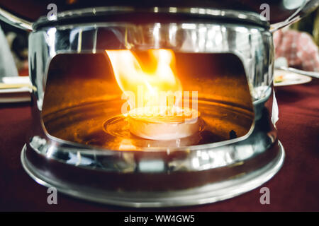 Food warmers am Tisch mit Alkohol Kraftstoff Gel Wachs in asiatischen Hot Pot Stockfoto