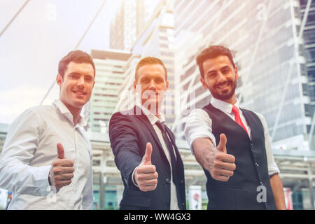 Gruppe von jungen neuen Business mann Daumen hoch, gute Partner in der Firma Büro Stockfoto