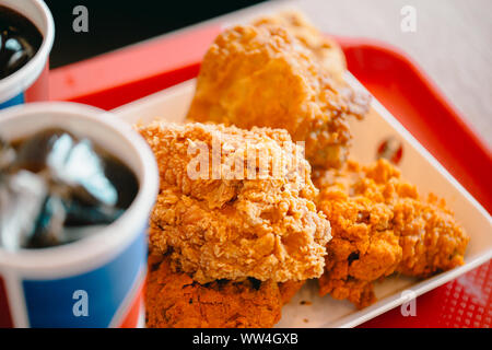 Knusprig gebratenes Huhn Rezept beliebte Amerikanische Fast Food mit Cola Erfrischungsgetränke Stockfoto