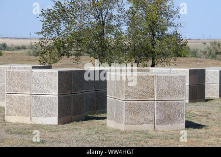 Wolgograd, Russland. 11 Sep, 2019. Steinblöcke mit den eingravierten Namen der Toten und Vermissten deutschen Soldaten auf dem deutschen Soldatenfriedhof Rossoschka bei wolgograd stehen. Fast 75 Jahre nach dem Ende des Zweiten Weltkriegs, der Volksbund Deutsche Kriegsgraeberfuersorge (Volksbund Deutsche Kriegsgräberfürsorge) erwartet noch Hunderttausende deutsche Soldaten zu finden. "Ich glaube, dass auf dem Territorium Russlands, der Ukraine und Belarus Wir können sprechen von 300 000, die noch gefunden werden können", sagte der Präsident der Kommission, Schneiderhan. Quelle: dpa Picture alliance/Alamy leben Nachrichten Stockfoto