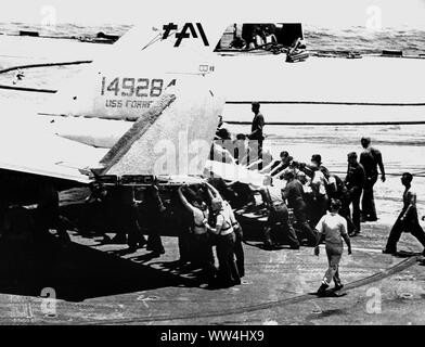 Uss Forrestal crew bewegen Sie den Nordamerikanischen A-5 bomber weg von der Explosion auf der Brücke, Vietnam, Juli 1967 Stockfoto