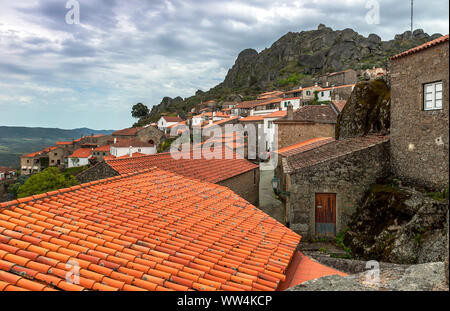 Besuch des Steindorfes Monsanto, Portugal Stockfoto