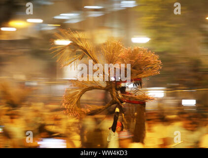 Hong Kong. 12 Sep, 2019. Foto an Sept. 12, 2019 zeigt die 'Fire Dragon Dance" auf einer Straße am Vorabend der Mondfest, in Tai Hängen von Hong Kong, South China durchgeführt. Credit: Li Gang/Xinhua/Alamy leben Nachrichten Stockfoto