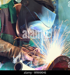 Schweißer bei der Arbeit in einem Industrieunternehmen Stockfoto