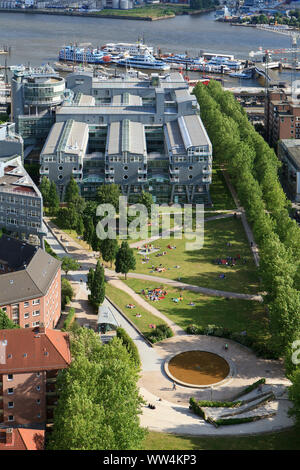 Blick vom Michel über die Stadt Hamburg mit Bürogebäude von Gruner + Jahr am Baumwall. Stockfoto