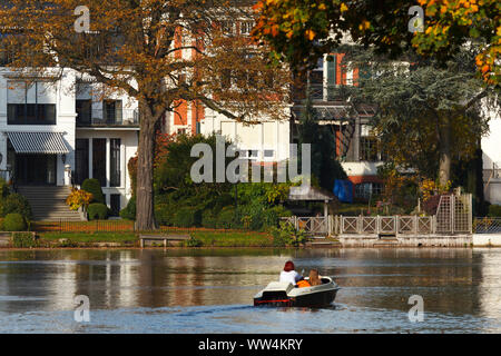 Villen am Rondeelteich in Winterhude. Stockfoto