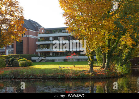 Villen am Rondeelteich in Winterhude. Stockfoto