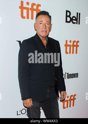 Toronto, Kanada. 12 Sep, 2019. Musiker und Regisseur Bruce Springsteen Posen für Fotos vor der Weltpremiere des Films "westlichen Sterne' an Roy Thomson Hall während der 2019 Toronto International Film Festival (TIFF) in Toronto, Kanada, Sept. 12, 2019. Credit: Zou Zheng/Xinhua Stockfoto