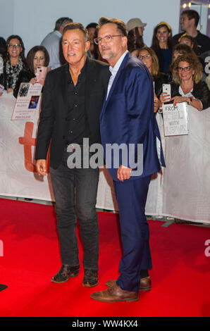 Toronto, Kanada. 12 Sep, 2019. Musiker und Regisseur Bruce Springsteen (L) und Regisseur Thom Zimny posieren für Fotos vor der Weltpremiere des Films "westlichen Sterne' an Roy Thomson Hall während der 2019 Toronto International Film Festival (TIFF) in Toronto, Kanada, Sept. 12, 2019. Credit: Zou Zheng/Xinhua Stockfoto