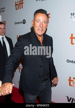 Toronto, Kanada. 12 Sep, 2019. Musiker und Regisseur Bruce Springsteen besucht die Weltpremiere des Films "westlichen Sterne' an Roy Thomson Hall während der 2019 Toronto International Film Festival (TIFF) in Toronto, Kanada, Sept. 12, 2019. Credit: Zou Zheng/Xinhua Stockfoto