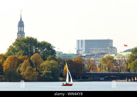 Blick von der Alster Dampferfahrt auf der Kennedy brücke in Hamburg. Stockfoto