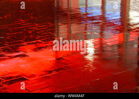 Nachtlichter bei Regenwetter. Stockfoto