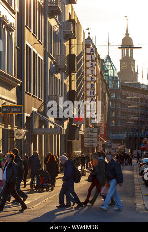 Blick in die Einkaufsstraße Große Bleichen und Turm des Michel in Hamburg. Stockfoto