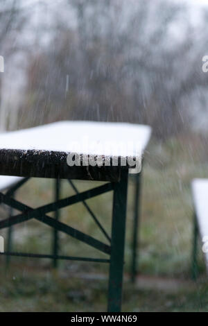 Biertisch im Schnee Stockfoto