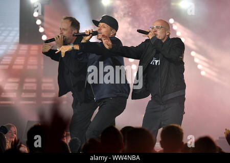 Die Fantastischen Vier (Musik, Hip Hop Gruppe, Mitglieder sind Michael Bernd Schmidt alias Smudo, Thomas Duerr aka Hausmeister Thomas D und Michael Beck aka Michi Beck oder Dee Jota Hausmarke) Performance, Konzert, Bühne, Show, 25. SWR3 New Pop Festival 2019, das Besondere, Aufnahme im Festspielhaus in Baden Baden am 12.09.2019. | Verwendung weltweit Stockfoto