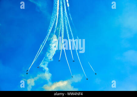 Italienische Kunstflugstaffel Frecce Tricolori, die während eines Fluges in Lignano Stockfoto