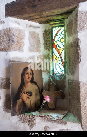 Maria Bild in einem kleinen Fenster der Kirche, Eglise Saint-Pierre et Cloitre. Stockfoto