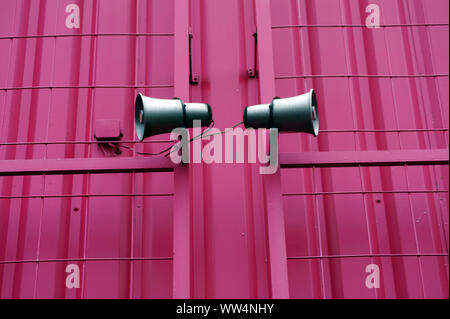 Fotografie eines alten, abgenutzten Lautsprecher einer Wellblech Wand, Stockfoto