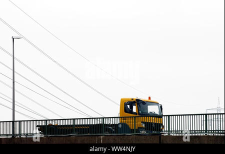 Fotografie eines Gefahrgut-Lkw auf einer Brücke, Stockfoto