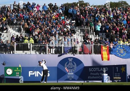 Das Team Europa Azahara Munoz Stücke weg die 1. während der viererspiele Match an Tag eins der Solheim Cup 2019 in Gleneagles Golf Club, Auchterarder. Stockfoto