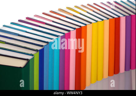 Nahaufnahme der regenbogenfarbenen Buch Anordnung Stockfoto