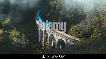 Zug, der an der berühmten Brücke mit neun Bögen in Ella, Sri Lanka ankommt Stockfoto