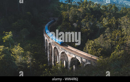 Zug, der an der berühmten Brücke mit neun Bögen in Ella, Sri Lanka ankommt Stockfoto