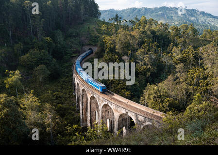 Zug, der an der berühmten Brücke mit neun Bögen in Ella, Sri Lanka ankommt Stockfoto