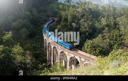 Zug, der an der berühmten Brücke mit neun Bögen in Ella, Sri Lanka ankommt Stockfoto