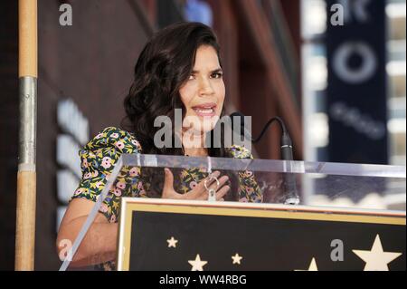 Los Angeles, CA. 12 Sep, 2019. America Ferrera an der Induktion Zeremonie für Stern auf dem Hollywood Walk of Fame für Judith Licht, Hollywood Boulevard, Los Angeles, CA 12. September 2019. Quelle: Michael Germana/Everett Collection/Alamy leben Nachrichten Stockfoto