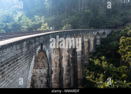 Zug, der an der berühmten Brücke mit neun Bögen in Ella, Sri Lanka ankommt Stockfoto